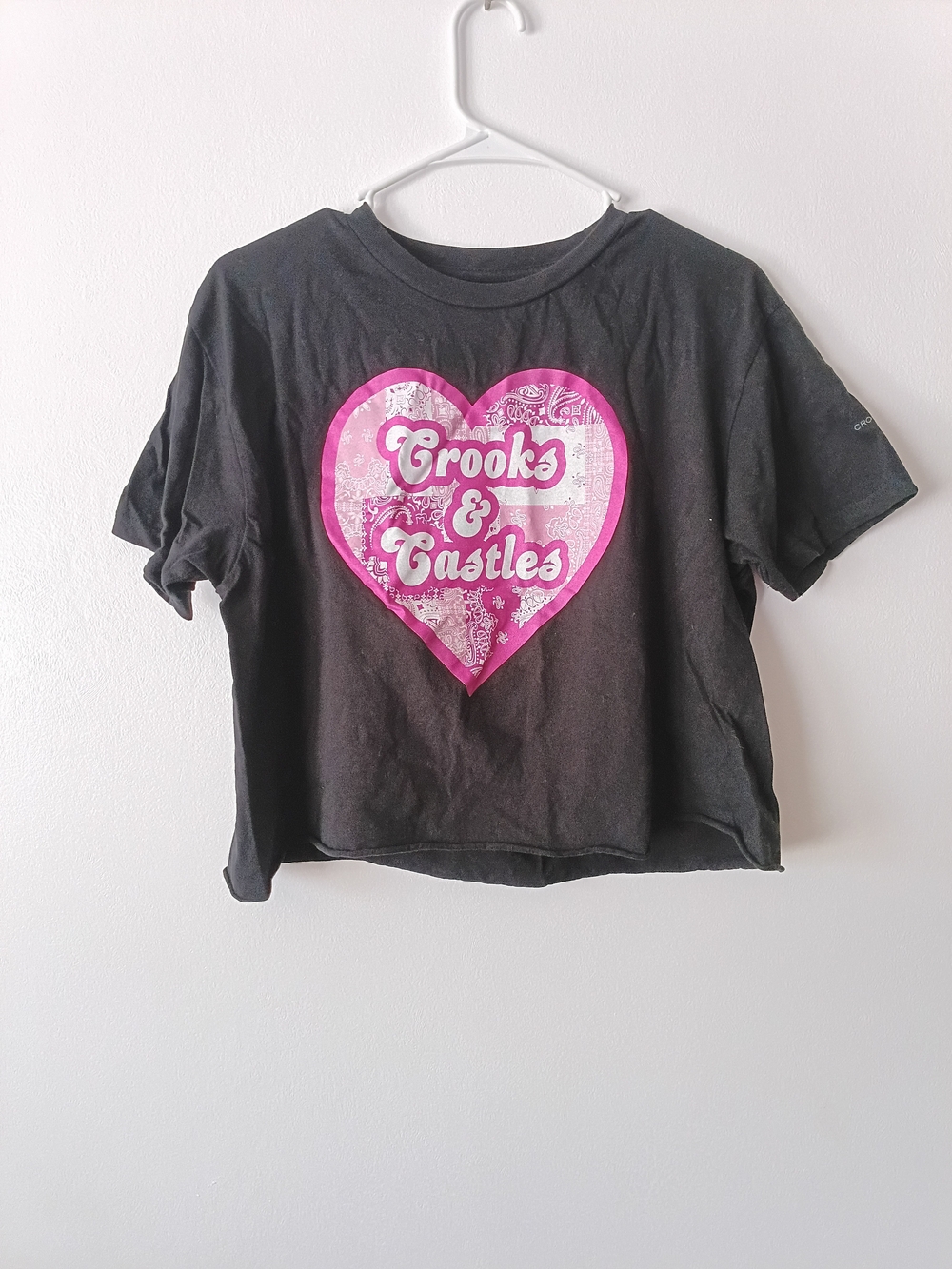 Crooks & Castles Black Crop Tee with Pink Heart Logo Size Medium